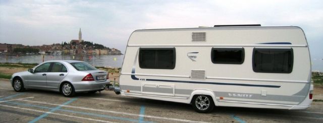 Auto mit Wohnwagen