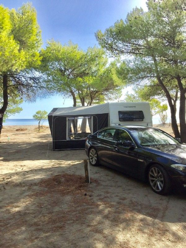 Wohnwagen mit Vorzelt am Strand