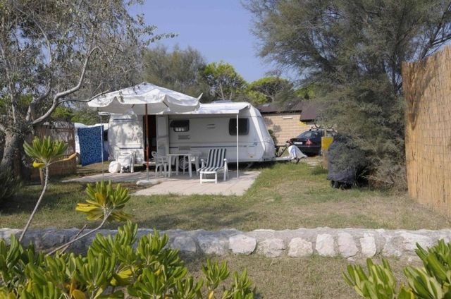 Campingwagen mit Vordach