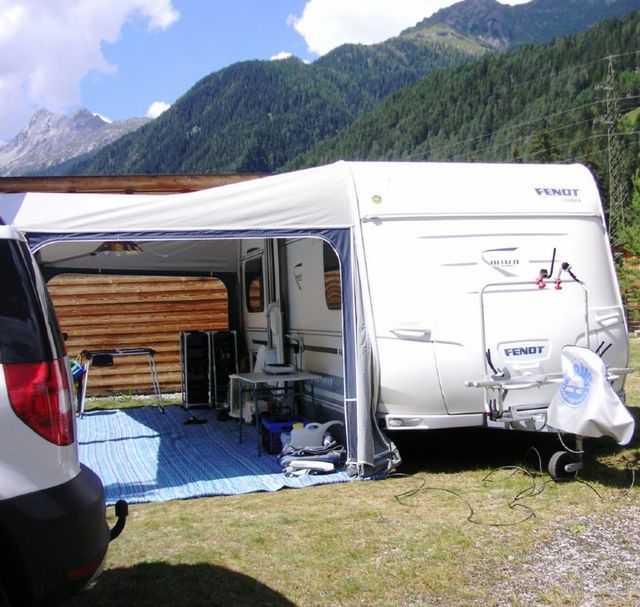Wohnwagen mit Vordach