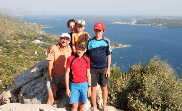 Familie beim Campingausflug